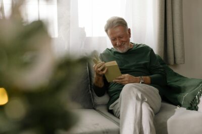 Patient kann mit Multifokallinsen in der Nähe ohne Brille lesen